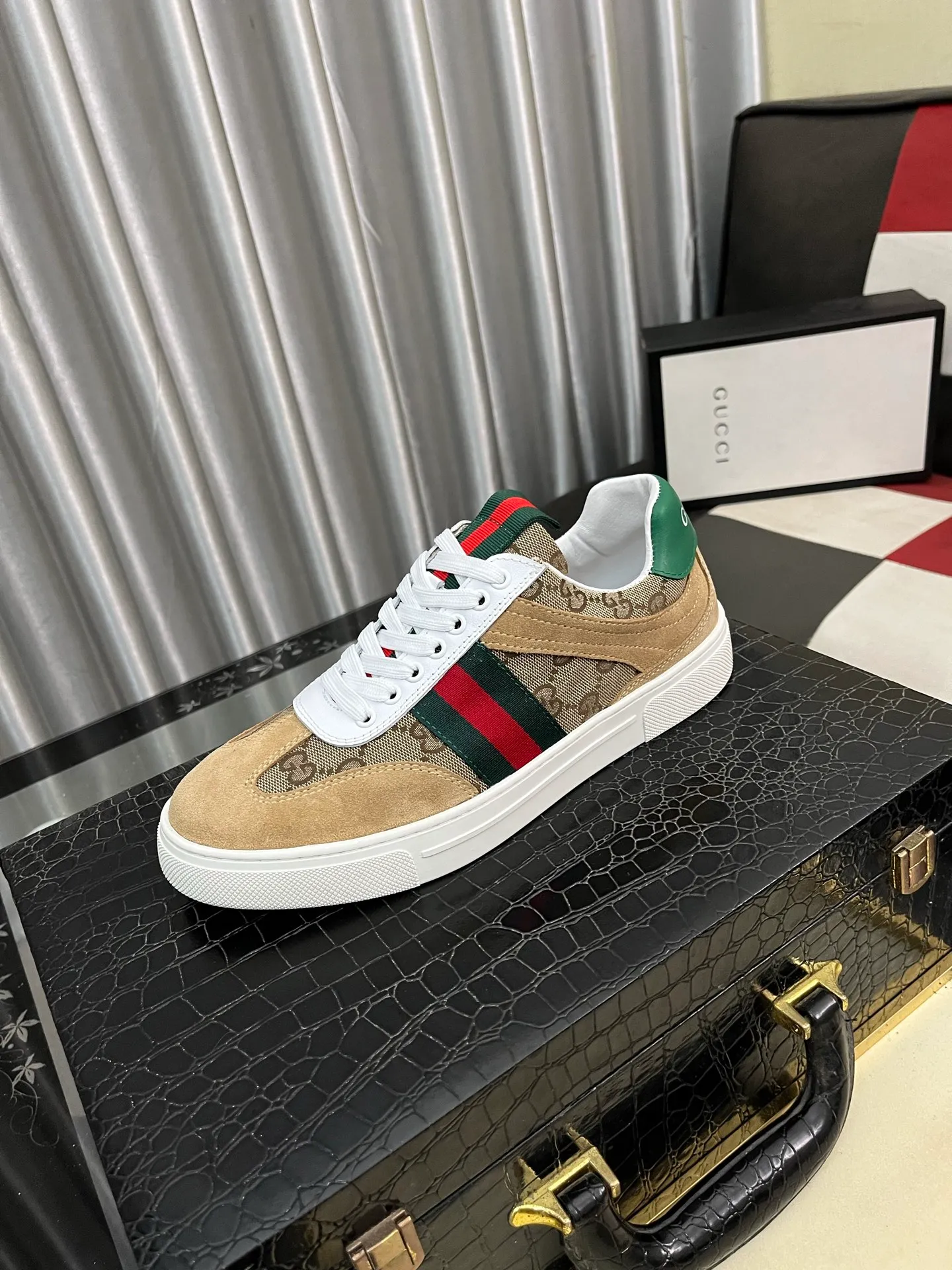 Men's Men's Shoes 💰440 ⌚️⌚️[GUCCI] Gucci men's casual shoes are absolutely popular 🔥The ultimate matching item for trendy men! The charm of super texture is irresistible, the main recommendation, the flower leather color is bright! The upper is made of high-quality brand printed fabric with cowhide, breathable leather lining and wear-resistant rubber sole, noble and elegant! Extremely comfortable🎁🎁You can be as handsome as you want💪 Available in sizes 38-44 and 5️⃣colors